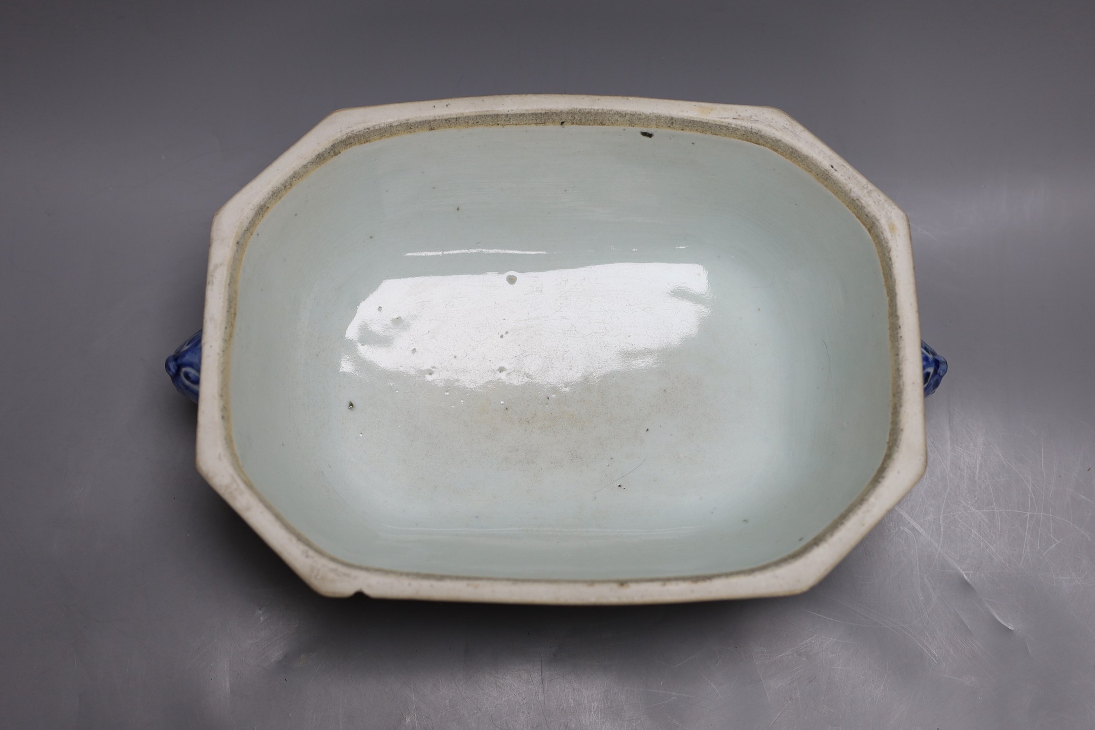 A Chinese export blue and white tureen and matched cover, 18th century , 24 cms high